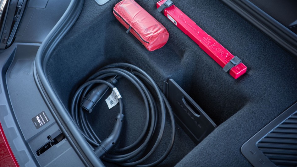 Geöffneter Frunk mit darin liegendem Ladekabel des Porsche Macan GTS