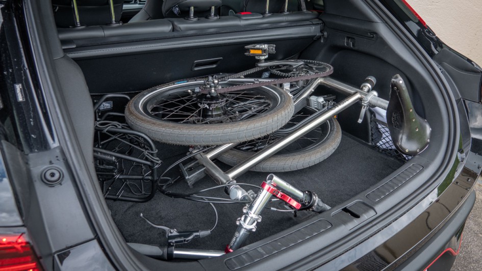 Smart #3 Brabus Kofferraumfoto mit Faltrad an Bord