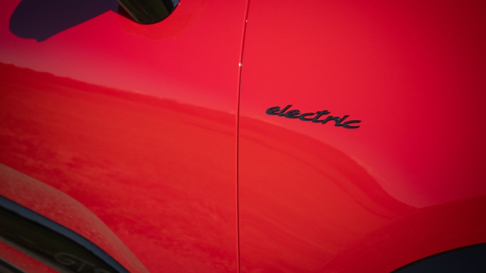 "Electric"-Schriftzug des Porsche Macan GTS am vorderen Kotflügel rechts