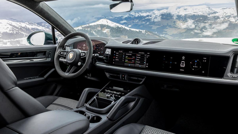 Porsche Cayenne S Coupé INnenraumaufnahme mit Sport-Karositzen und komplettem Armaturenbrett