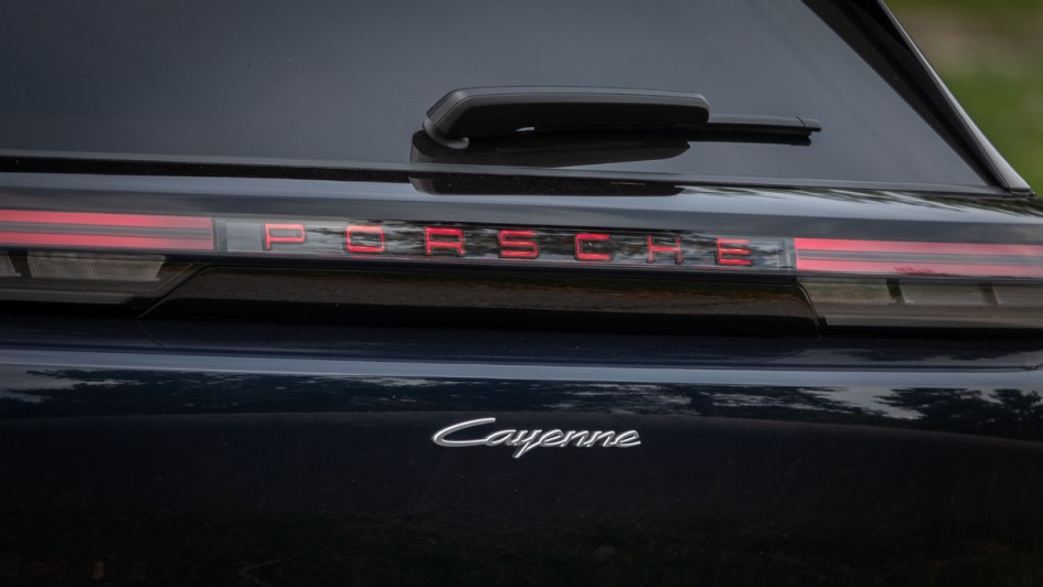 Beleuchtete Porsche-Schriftzug am Heck des Cayenne Electric
