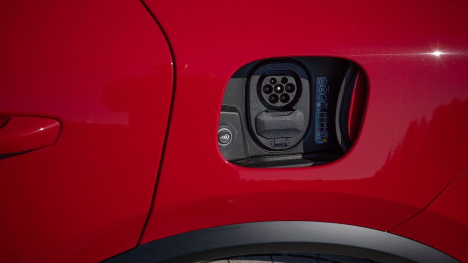 Elektrisch öffnende Ladeklappe am Porsche Macan GTS
