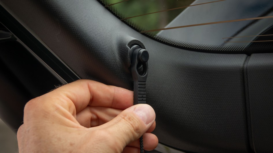 Hochwertige Ausführung der Halterung für die Hutablage des BMW 230e