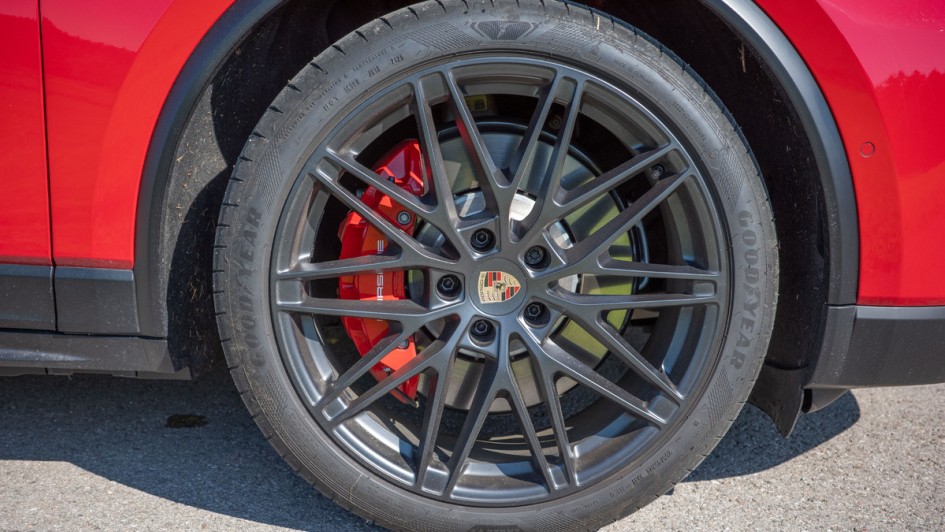 22-Zoll-Felge in dunkel lackiert am Porsche Macan GTS
