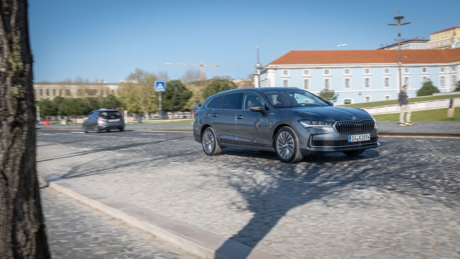 Skoda Superb Combi (2024) fahrend auf Kopfsteinpflaster in Lissabon 