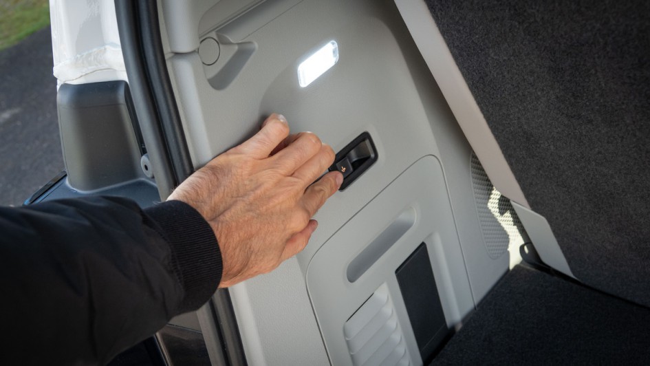 Die Anhängekupplung fährt im VW ID.Buzz Pro langer Radstand auf Knopfdruck aus. Lediglich zum Arretieren muss entweder die Hand oder eben der Fuß genutzt werden.