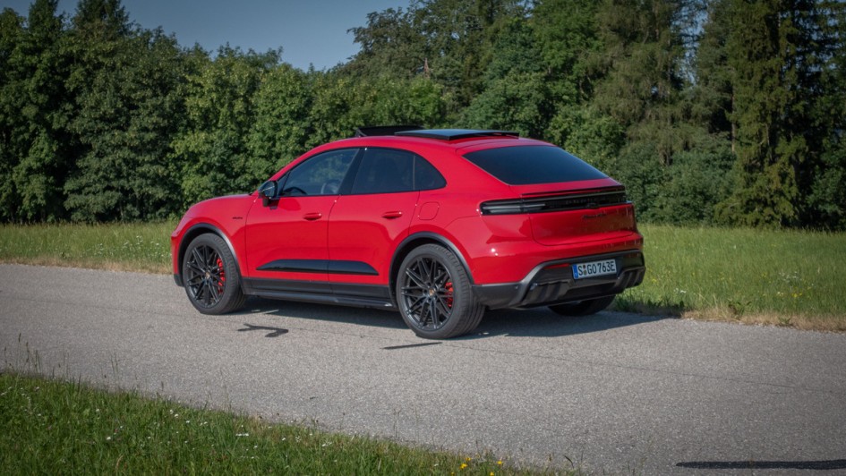 Porsche Macan GTS in kaminrot von schräg hinten fotografiert