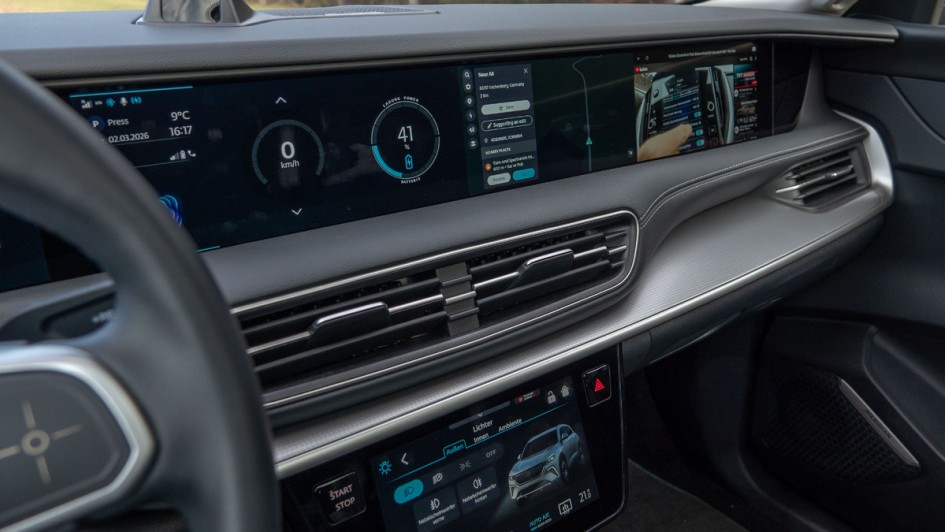 Ansicht des gesamten Riesendisplays im Togg T10X