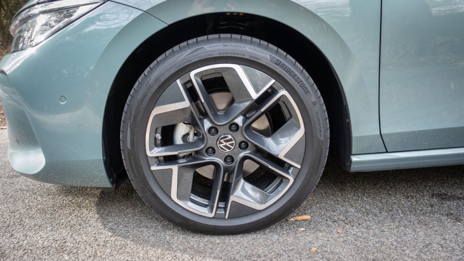 VW Passat Variant Alurad York 8 J x 18 in Dark Graphite, glanzgedreht, mit 235/45 R 18 Reifen