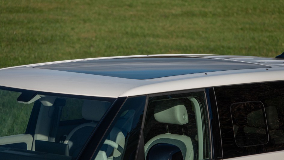 Großes Glasdach am ID.Buzz, jedoch keine Möglichkeit, dieses zu öffnen. Verdunkelt wird mittels Milchglas-Effekt durch einen Fingerwisch in der Dachkonsole.