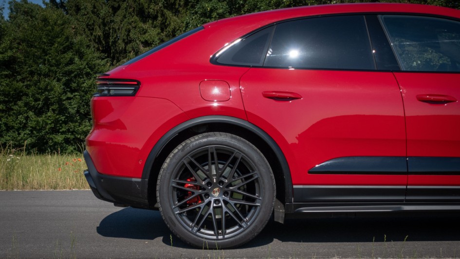 Seitliche Heckansicht des Porsche Macan GTS im Detail aufgenommen. 