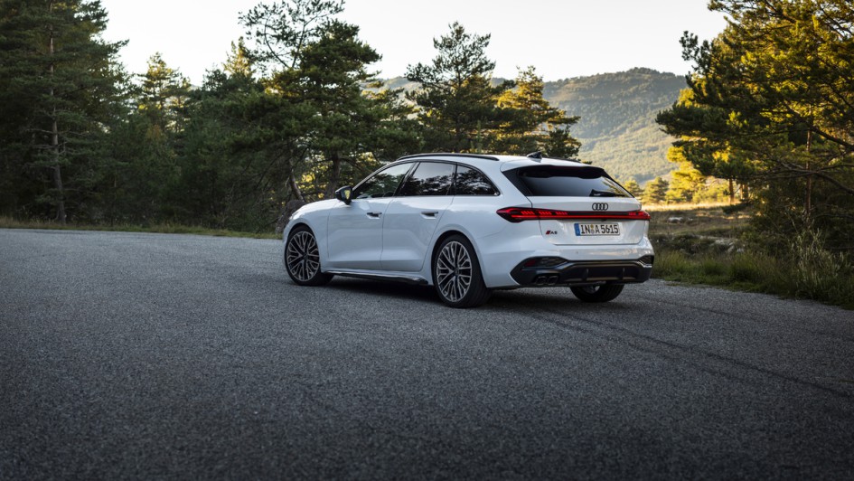 Audi A5 Avant schräg von hinten fotografiert