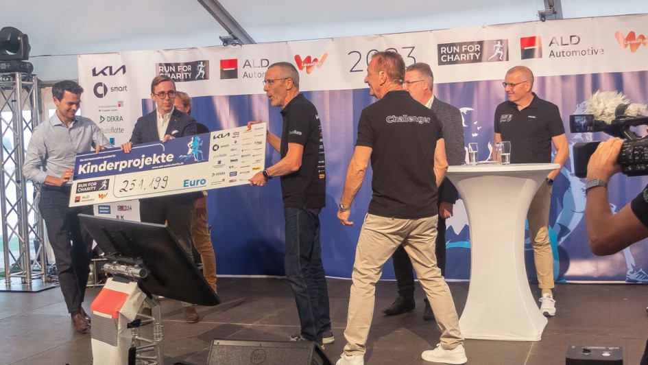 Übergabe Spendenscheck beim ALD Run For Charity zusammen mit Philipp Amthor (CDU) auf der Bühne im Volksbad Waren