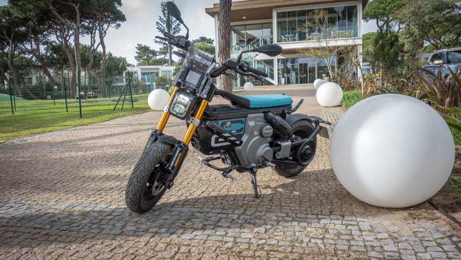 BMW CE 02 stehend fotografiert von vorn