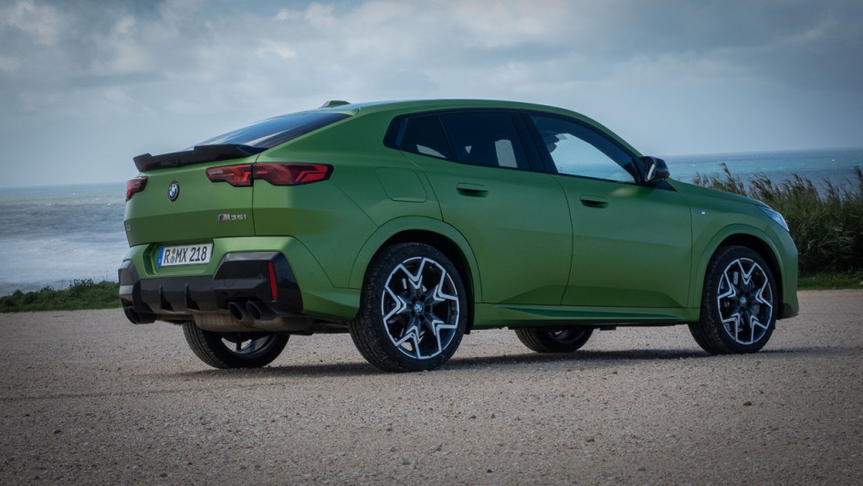 Mattgrüner X2 M35i schraeg von hinten fotrografiert