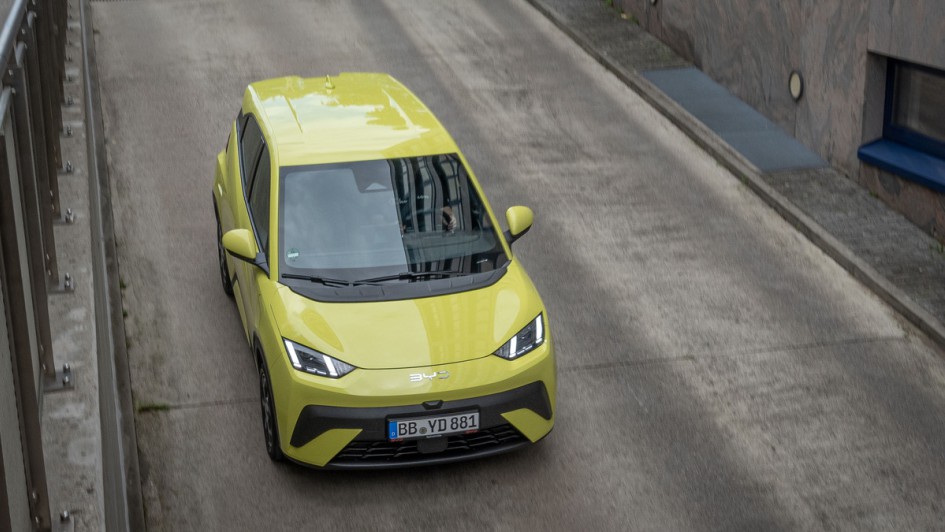 BYD Dolphin Surf von oben während der fahrt fotografiert