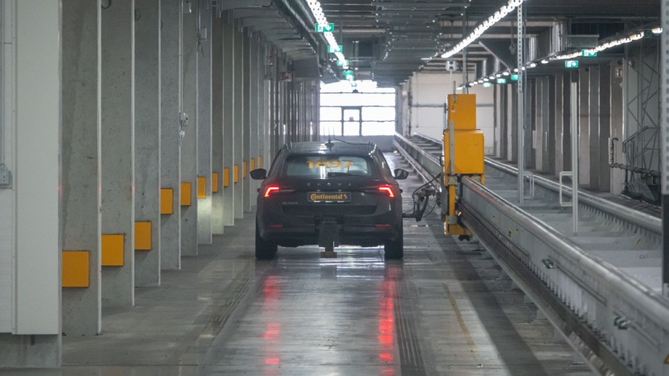 Reifenbremstest bei Continental, an einer Schiene geführt