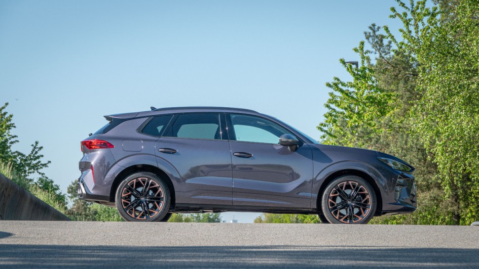 Seitenansicht stehend des Cupra Terramar VZ mit klassischem 265-PS-Benziner