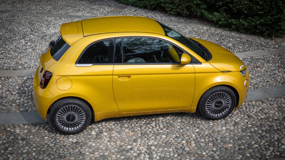 Fiat 500 Hybrid in goldgelb lackiert schräg von oben fotografiert