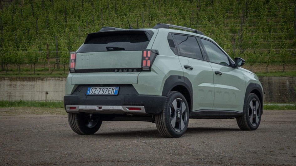Fiat Grande Panda von hinten stehend fotografiert mit eingeschaltetem Rücklicht