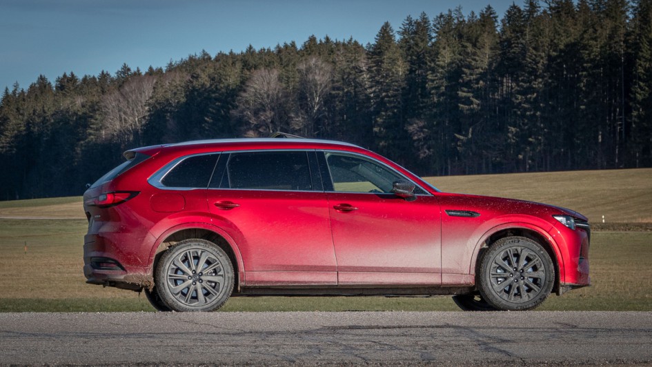 Mazda CX-80 verschmutzt in der Seitensicht