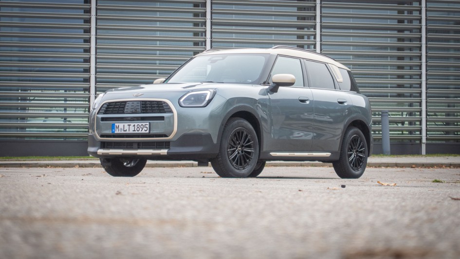 Mini Countryman D (U25) stehend schraeg von vorn fotografiert
