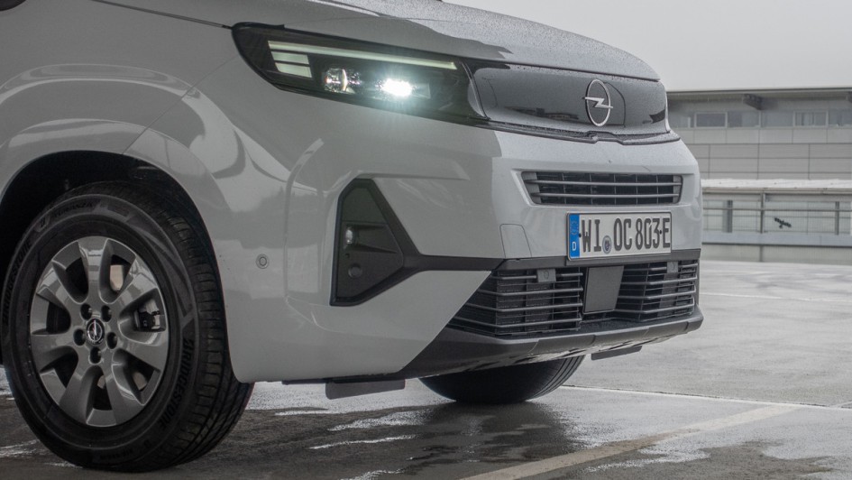 Weißer Opel Combo Cargo Electric mit eingeschaltetem LED-Matrixlicht