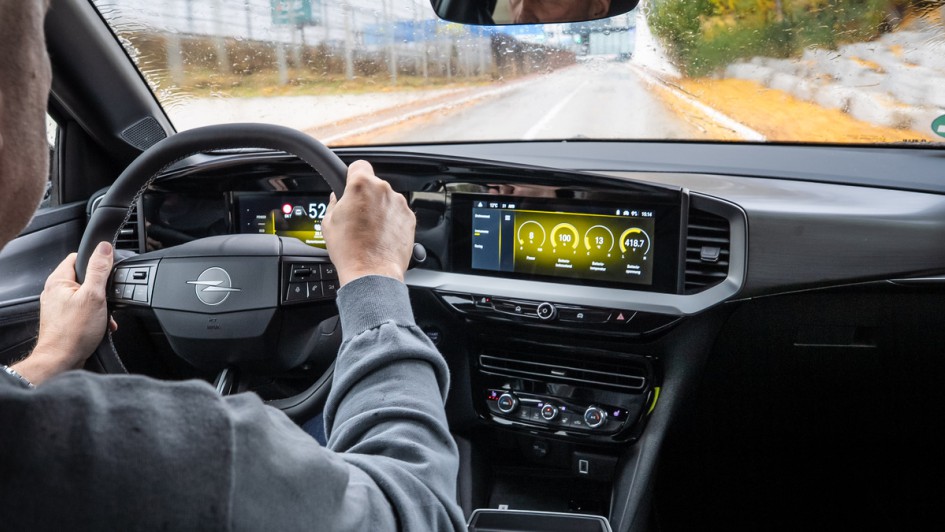 Innenaufnahme im Opel Mokka GSE während der Fahrt mit angeschnittenem Fahrer