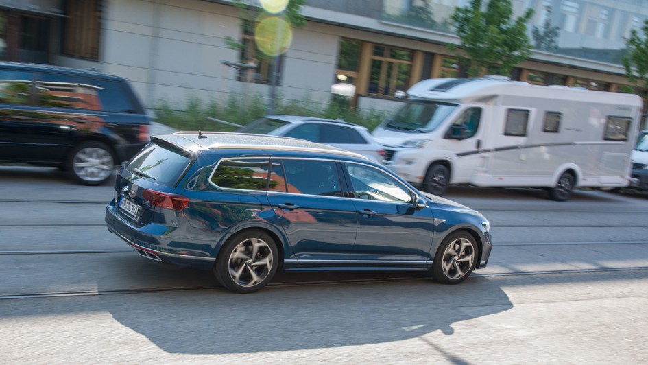Mitzieherfoto vom VW Passat Kombi in blau schraeg von hinten