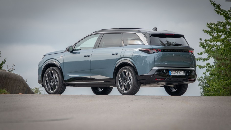 Heckansicht des Peugeot 5008 Elektro gegen den Himmel fotografiert. Sieht aus wie Freisteller