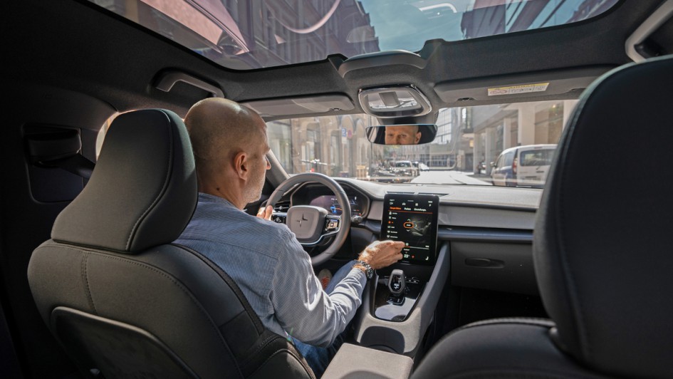 Innenaufnahme im Polestar 2 während der Fahrt durch München
