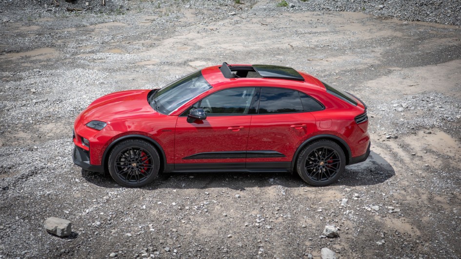 Seitenansicht des Porsche Macan GTS leicht von oben fotografiert in einem Steinbruch