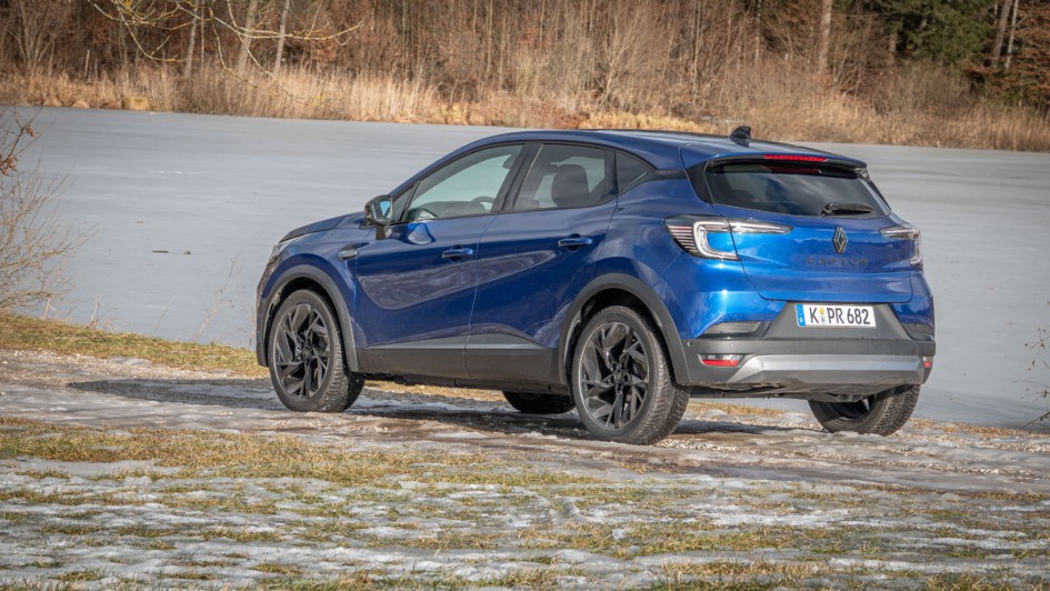 Renault Captur EDC 160 Esprit Alpine schräg von hinten vor einem See der zugefroren ist fotografiert