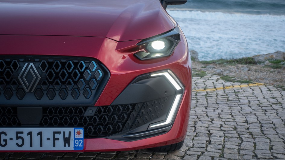 Detailfoto der Front am Renault Clio mit eingeschaltetem Abblendlicht