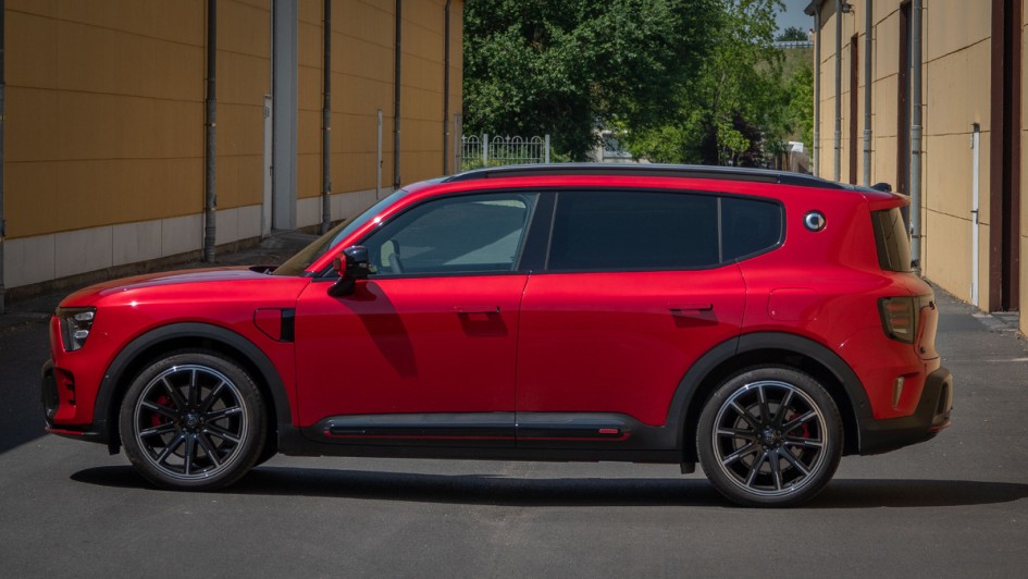 Seitenansicht des Brabus Smart #5, der in rot lackiert ist