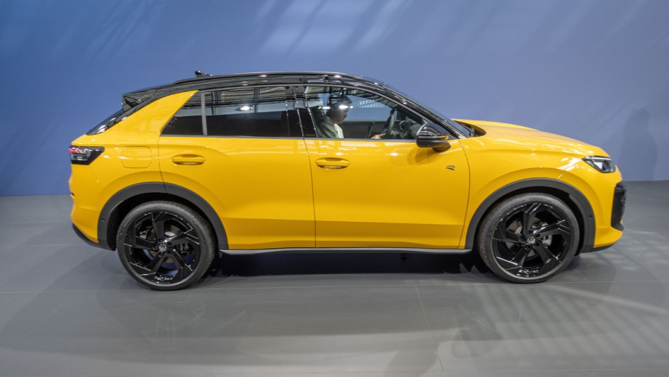 Seitenansicht eines gelb lackierten VW T-Roc der 2. Generation