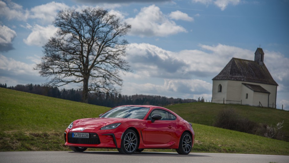 Toyota GR86 rot vor Kirche in Bayern