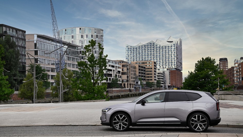 Seitenansicht stehend von einem silberfarbenen Volvo EX60 P10 AWD