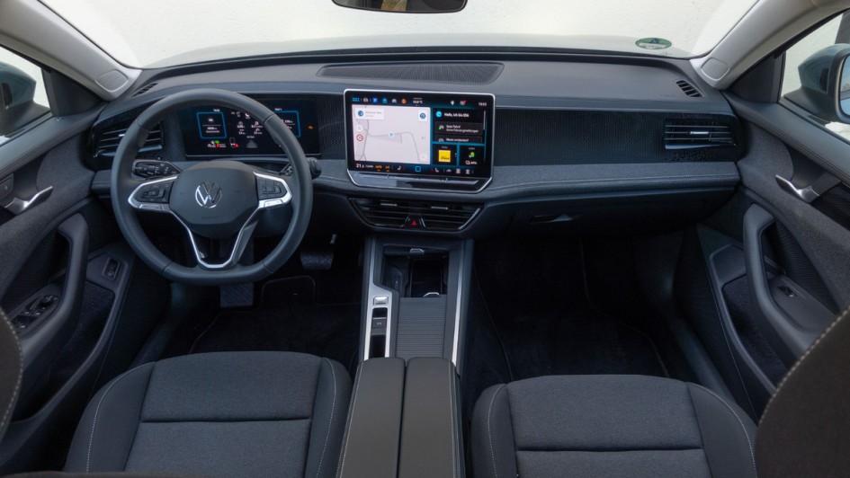 Das Cockpit des VW Passat anno 2026 von der Rückbank aufgenommen.