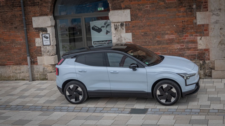 Volvo EX30 vor dem Brigk in Ingolstadt