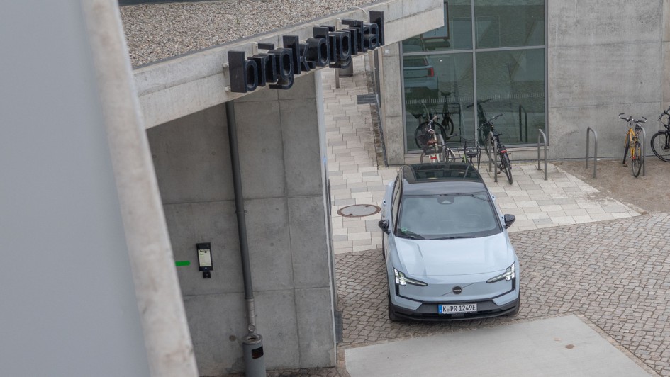 Volvo EX30 vor dem Brigk in Ingolstadt