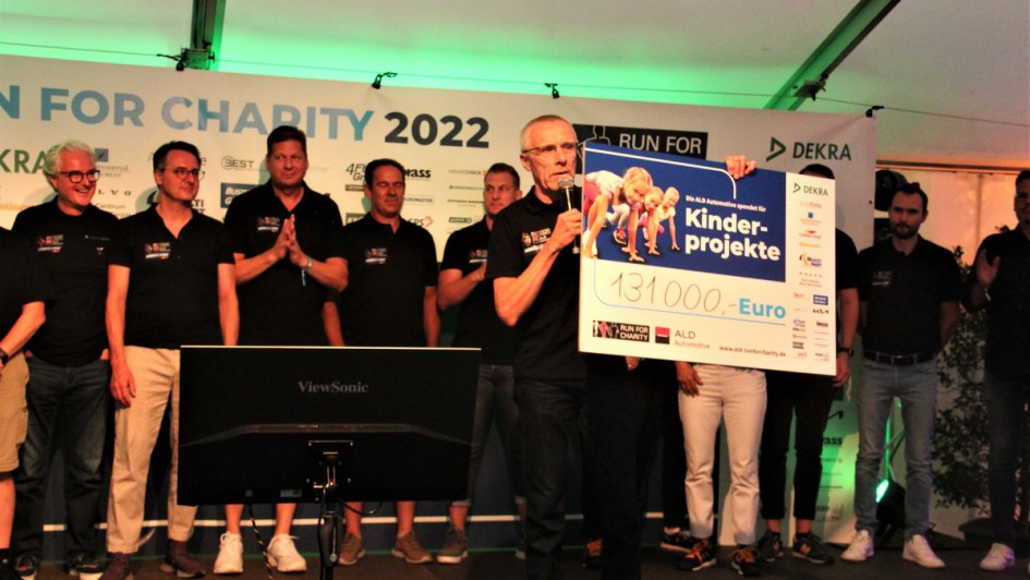 Spenden-Scheck bei der Abendveranstaltung nach dem ALD Run For Charity an der Müritz