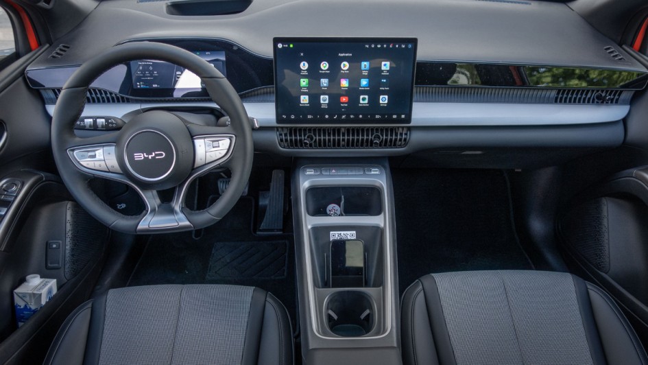 Innenraumaufnahme des gesamten Cockpits vom BYD Dolphin G