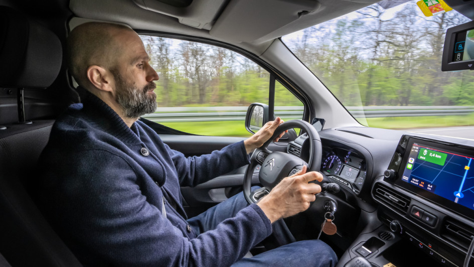 Innenraumaufnahme während der fahrt im Citroen Berlingo 2CV Fourgonnette