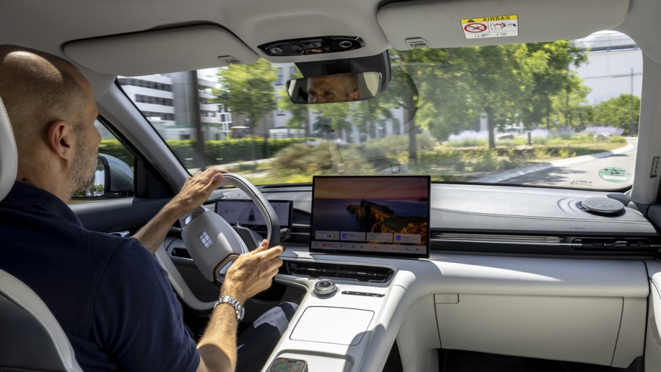 Aufnahme von innen während der fahrt mit Fahrer am Steuer erkennbar im Geely E5
