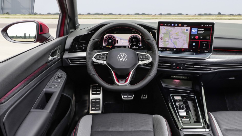 Cockpit-Foto des VW Golf GTI 2024