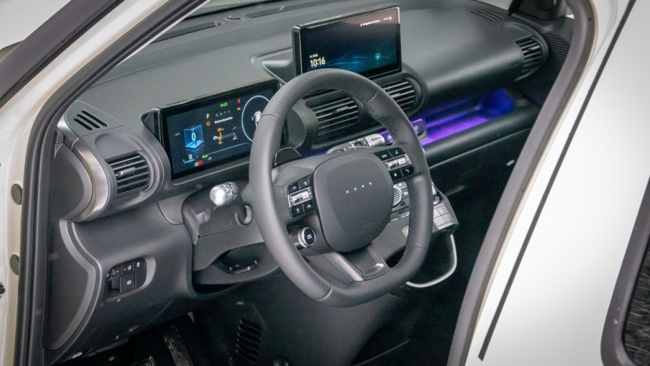 Foto von außen auf das Lenkrad des Hyundai Inster durch die Fahrertür