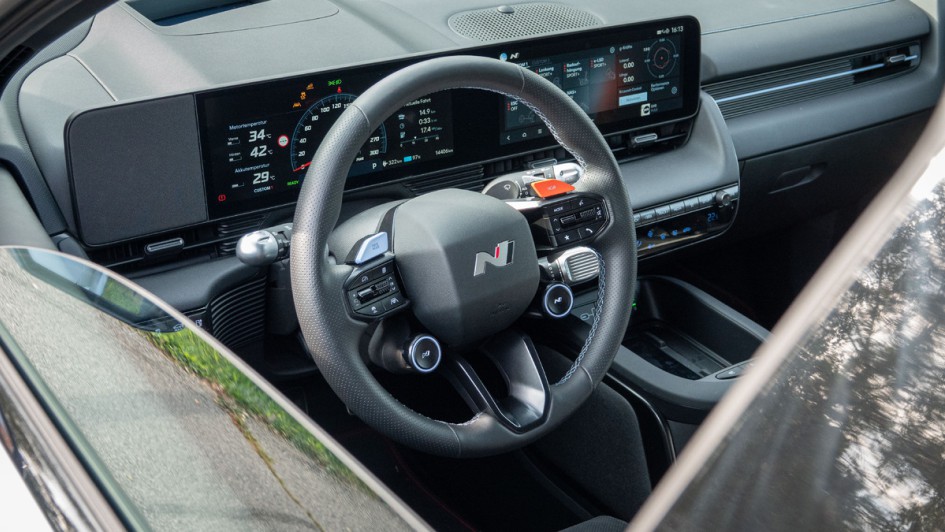 Die Kommandozentrale im Hyundai Ioniq 5 N ist gespickt mit vielen Tasten und Schaltern