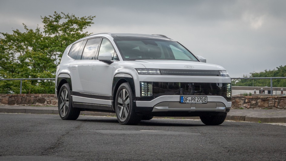 Frontansicht stehend vom Hyundai Ioniq 9 in weiß lackiert mit Ausstattungslinie Techniq