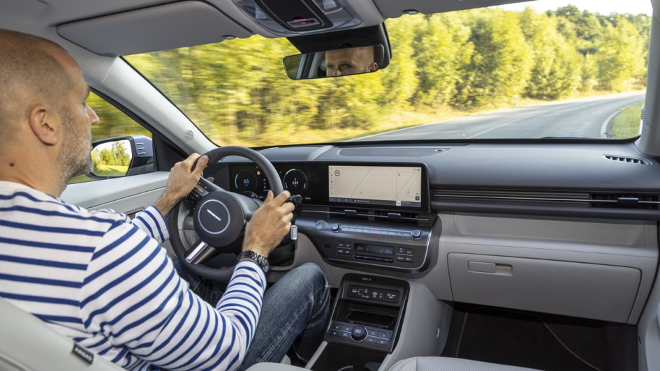 Innenaufnahme im Kona-e mit Fahrer während der fahrt